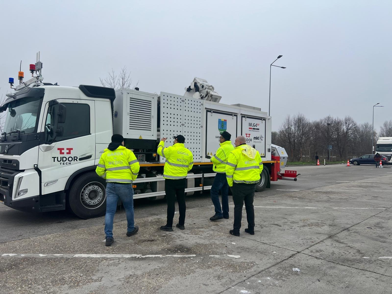 [ad_1] Scanerul mobil cu raze X, achiziţionat recent de Garda Națională de Mediu, a fost testat în zona punctului de trecere a frontierei Giurgiu, în scopul verificării transporturilor de marfă care intră în România