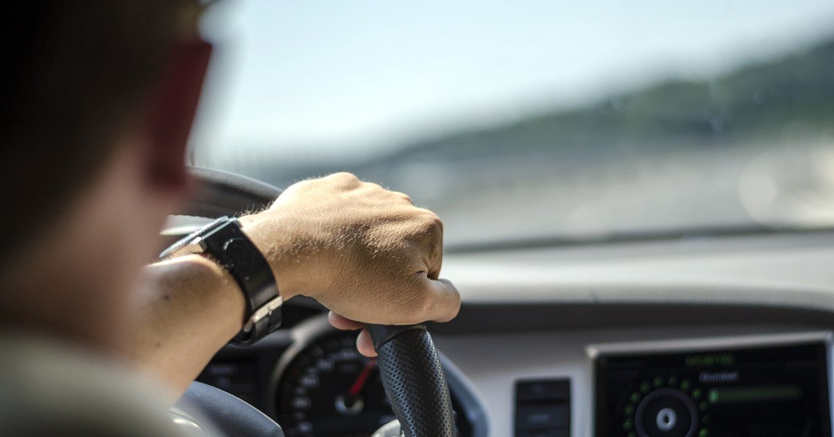 Un tânăr fără permis, băut, fură mașina unui șofer lăsată cu motorul pornit pentru dezghețare.