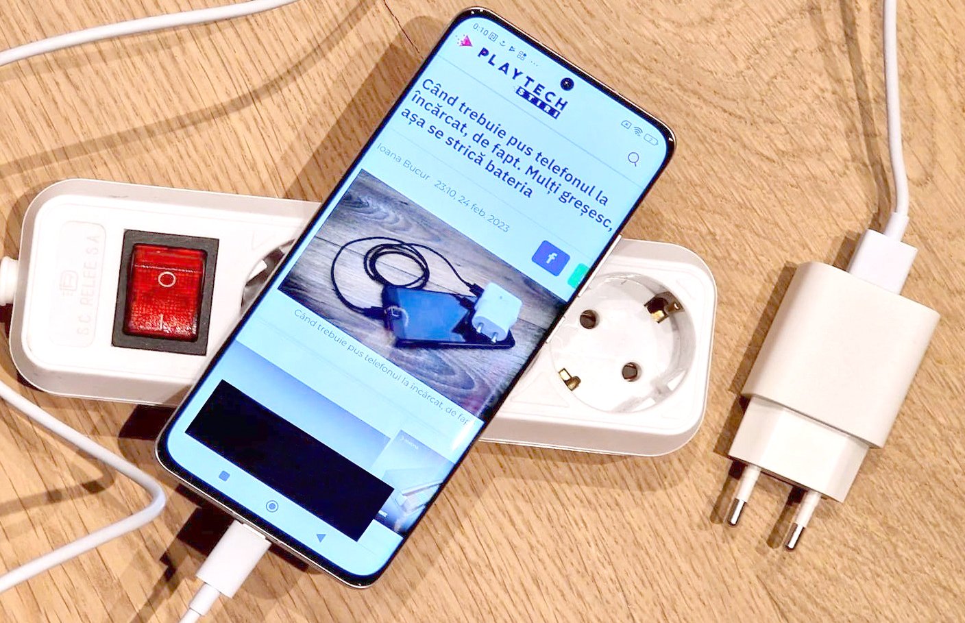 [ad_1] Încărcătorul telefon în priză rămâne un element omniprezent în gospodăria modernă, însă lăsarea lui permanentă în priză generează consum inutil și potențiale pericole pentru locuință și pentru baterie