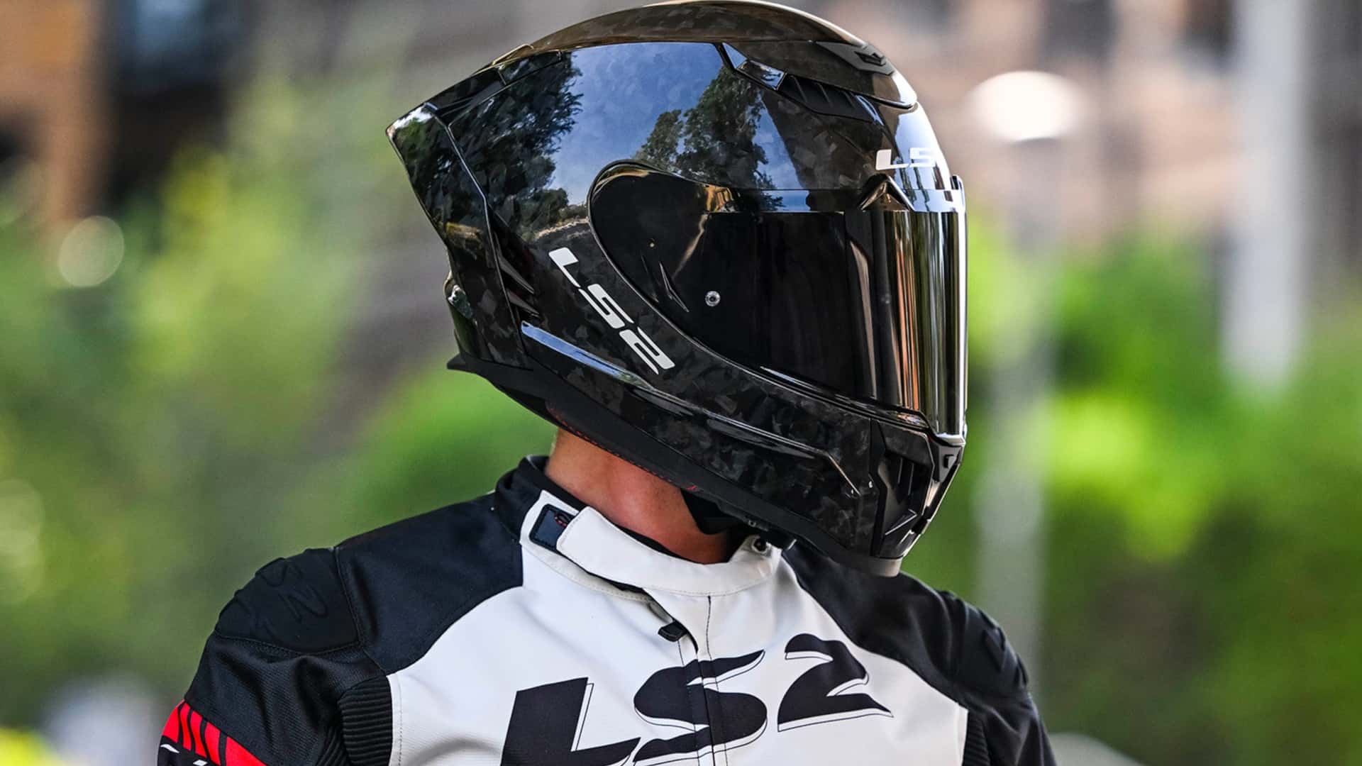 Motocicliștii și importanța și, uneori, complexitatea alegerii căștii potrivite Când urcăm pe două roți, siguranța trebuie să devină prioritatea absolută, iar unul dintre cele mai importante echipamente din arsenalul unui rider este clar casca