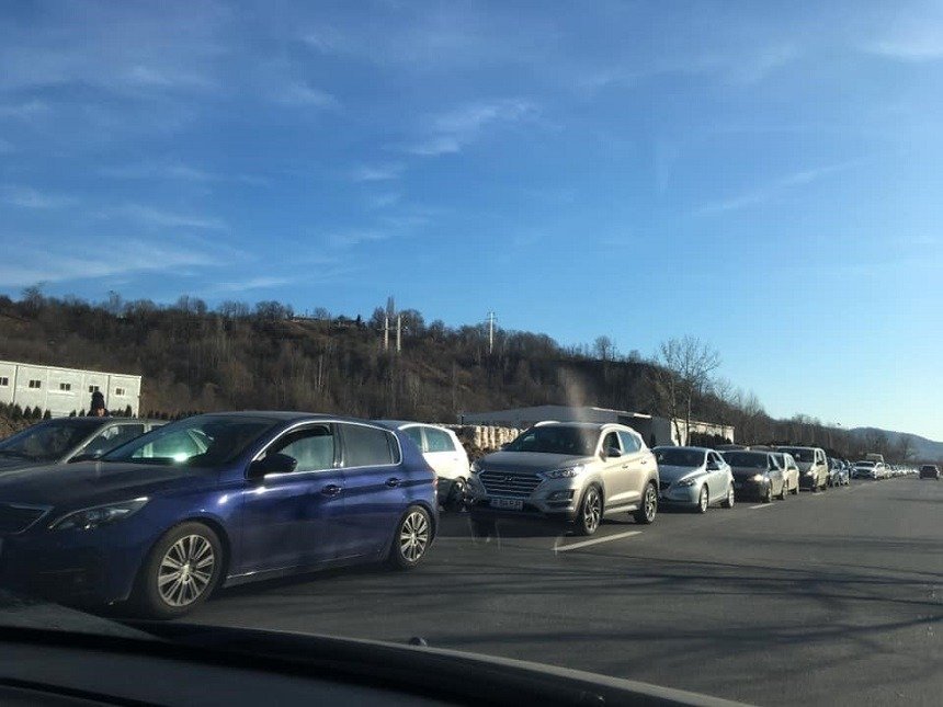 Trafic infernal pe Valea Prahovei: zeci de kilometri de coloane de mașini în ajunul Revelionului Traficul rutier de pe DN1, ruta principală către stațiunile montane de pe Valea Prahovei, a atins cote record în această perioadă a anului