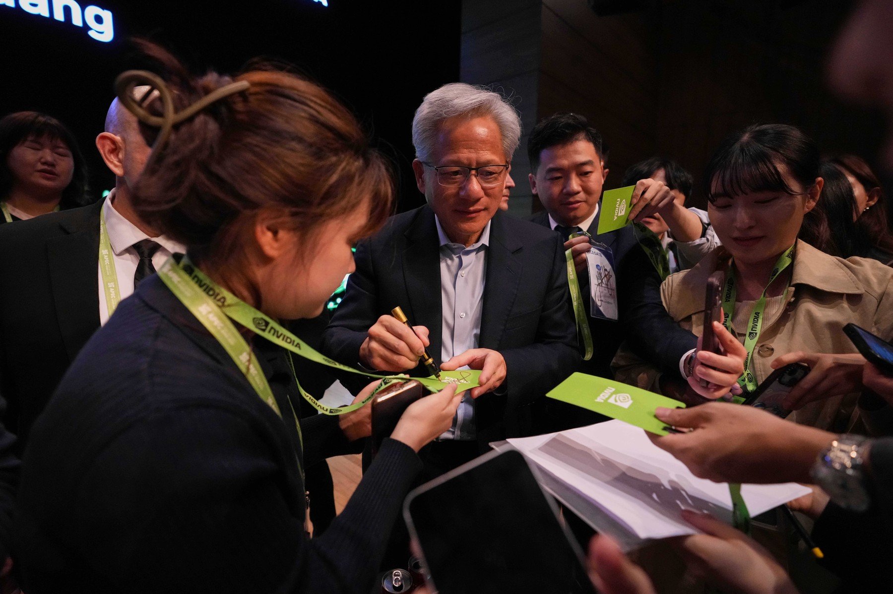 [ad_1] Jensen Huang, CEO al Nvidia, a avertizat recent că, în timp ce Statele Unite se confruntă cu un proces de trei ani pentru a ridica un centru de date dedicat inteligenței artificiale, China poate finaliza proiecte de amploare în doar câteva zile
