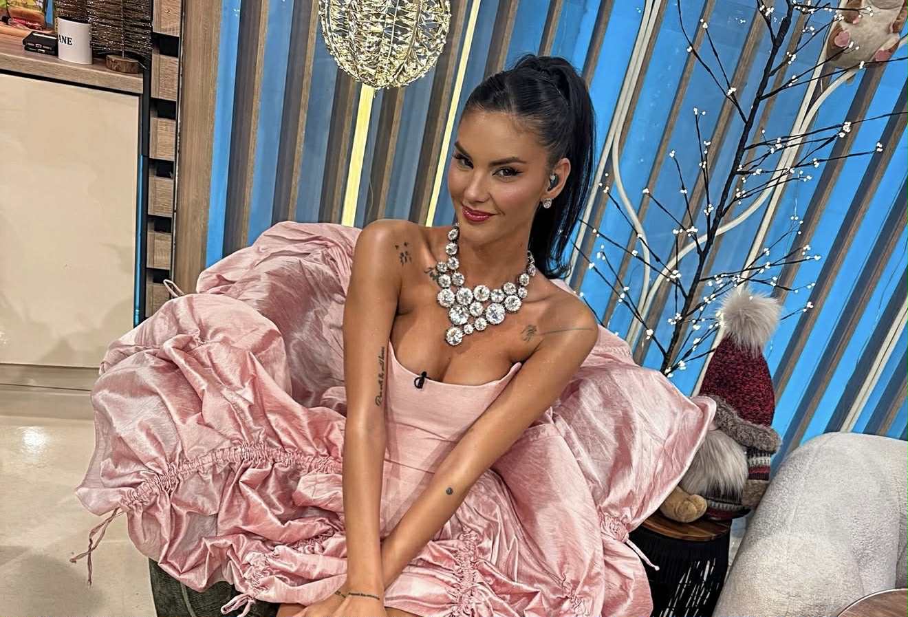 Ramona Olaru – De la copilărie modestă la vedetă de televiziune Ramona Olaru, cunoscută publicului din emisiunea „Neatza”, a făcut valuri în lumea televiziunii românești nu doar prin prezentare, ci și prin povestea sa de viață fascinantă