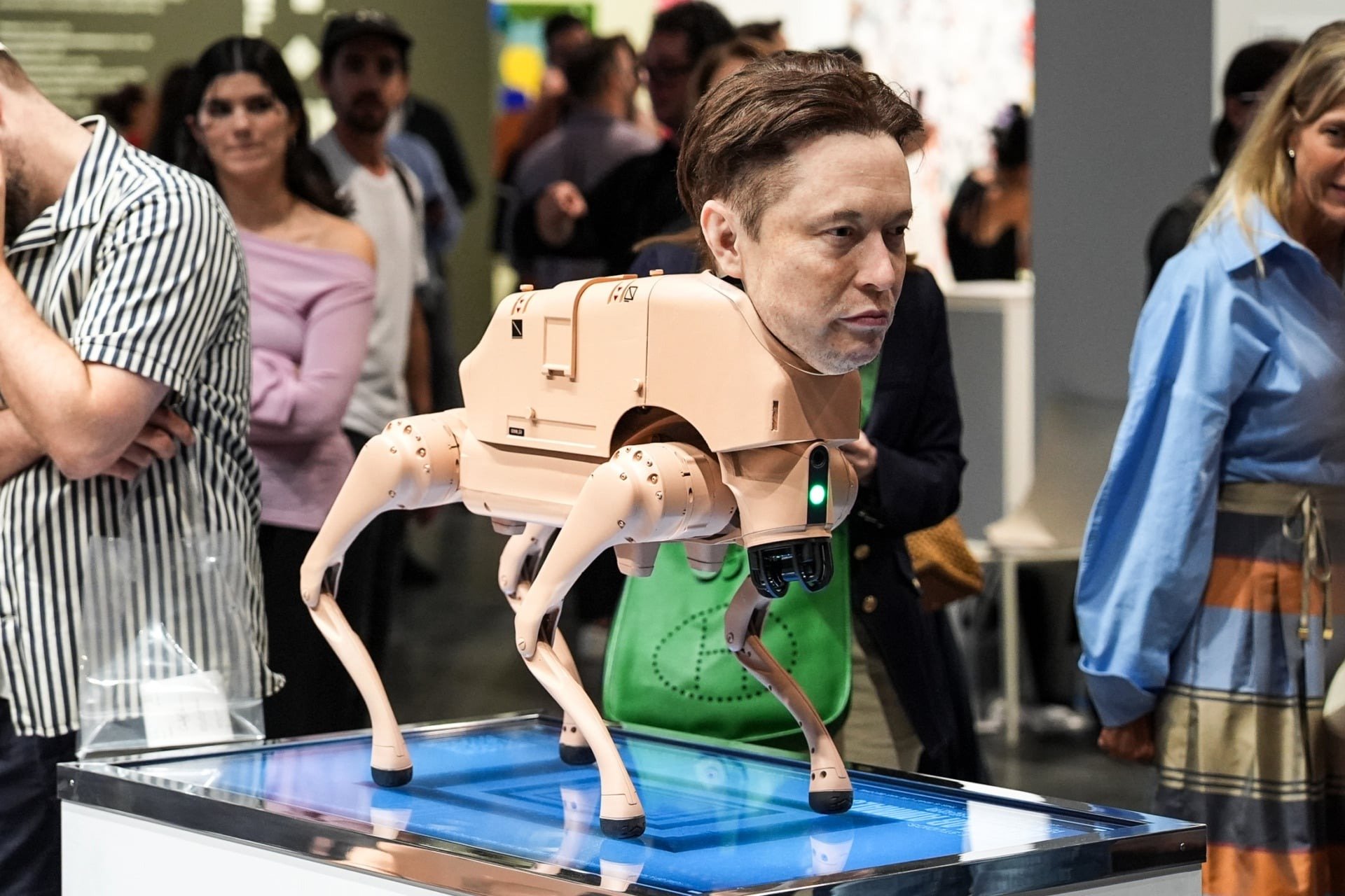 Musk, Zuckerberg și Bezos apar ca personaje într-o instalație bizară de 100.000 $