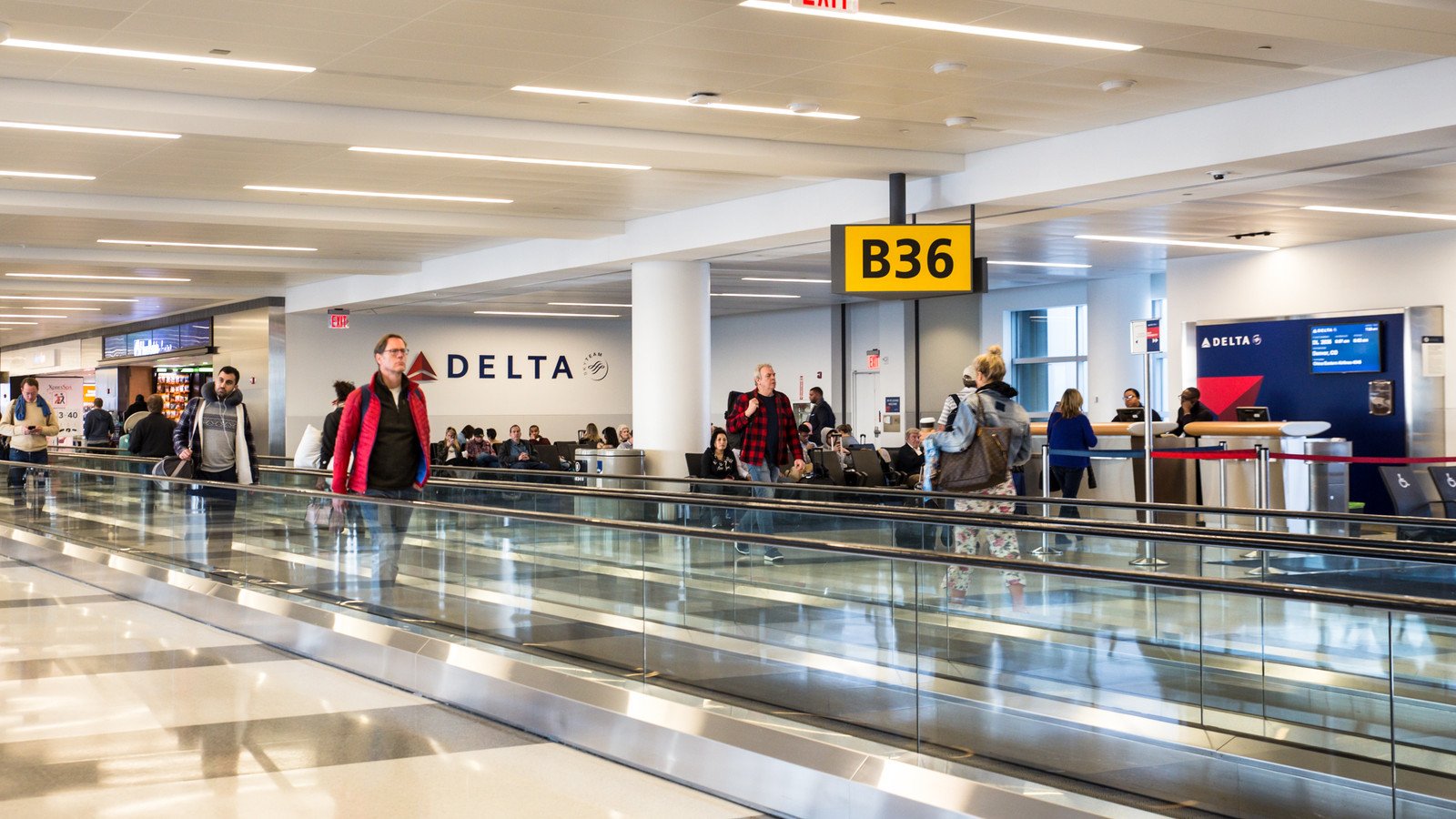 Guvernatorul îndeamnă călătorii să-și ajusteze programele.