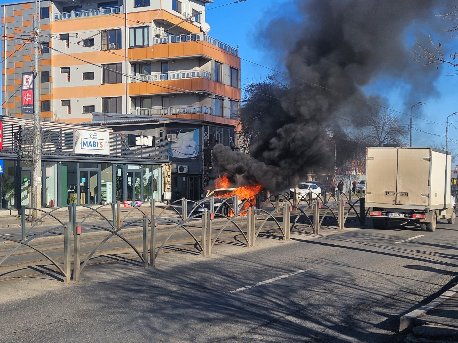 Trafic blocat pe Șoseaua Coletina din cauza unui incendiu la o mașină, una dintre cele mai aglomerate artere din București