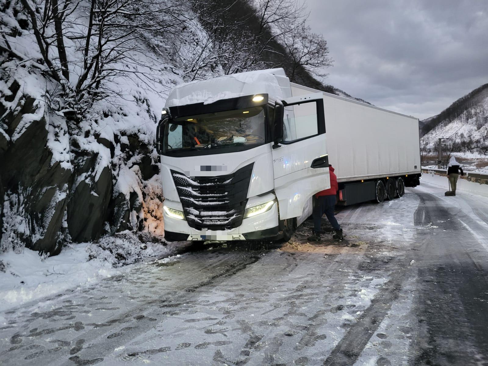 Circulația rutieră pe DN 7, cunoscut și sub numele de Valea Oltului, a fost grav perturbată marți seara din cauza ninsorilor abundente care au acoperit drumul cu un strat silențios, dar periculos
