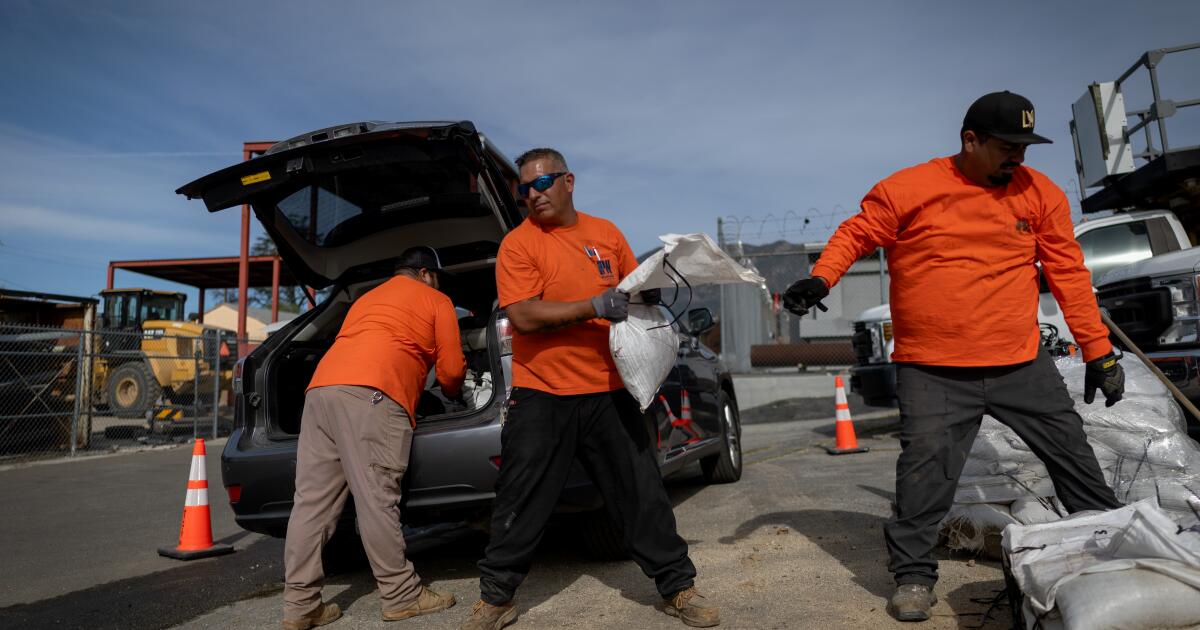 [ad_1] O ploaie record în sudul Californiei se anunță pentru următoarele cinci zile, iar autoritățile locale emit o alertă de inundații și evacuări în zonele cu risc ridicat de alunecări de noroi