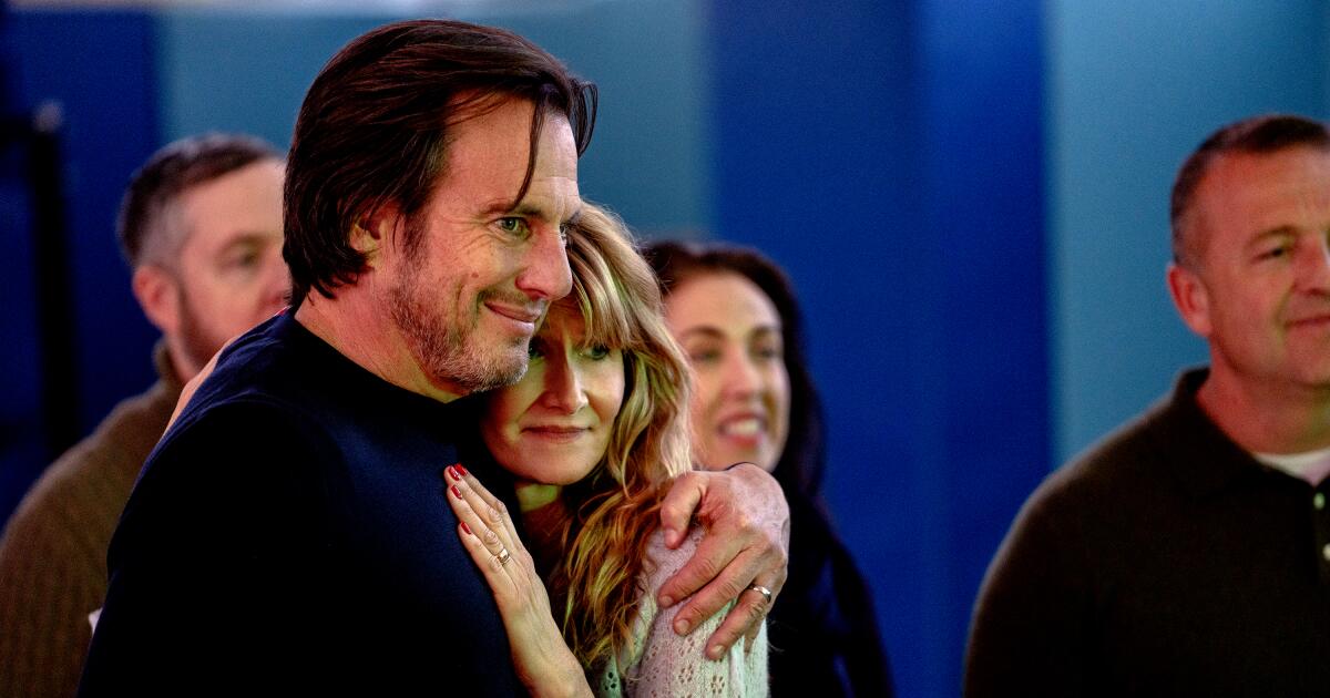 [ad_1] Is This Thing On? se lansează în cinematografele din Statele Unite pe 19 decembrie, în regia lui Bradley Cooper, aducând pe ecran o combinație de dramă și comedie care explorează terapia prin stand‑up