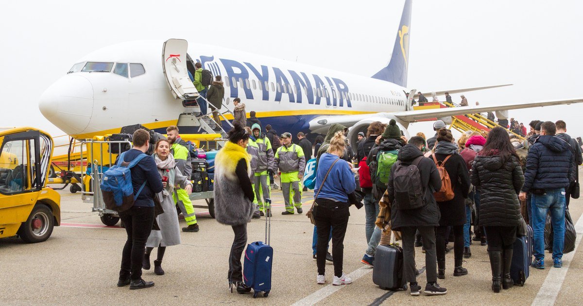 Turbulențe severe pe ruta Birmingham – Tenerife: Pasagerii în panică Un zbor Ryanair, FR1121, care se îndrepta spre Tenerife, a fost nevoit să se întoarcă de urgență la Birmingham după ce a întâmpinat turbulențe severe la altitudinea de 35.000 de picioare, deasupra regiunii Bretania, Franța