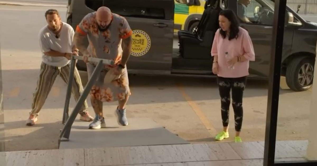 Cătălin Zmărăndescu dă show în spital: balustradă la „Power Couple”