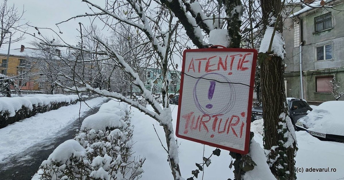 „Căderea țurțurilor: pericol iminent pentru siguranța pietonilor”