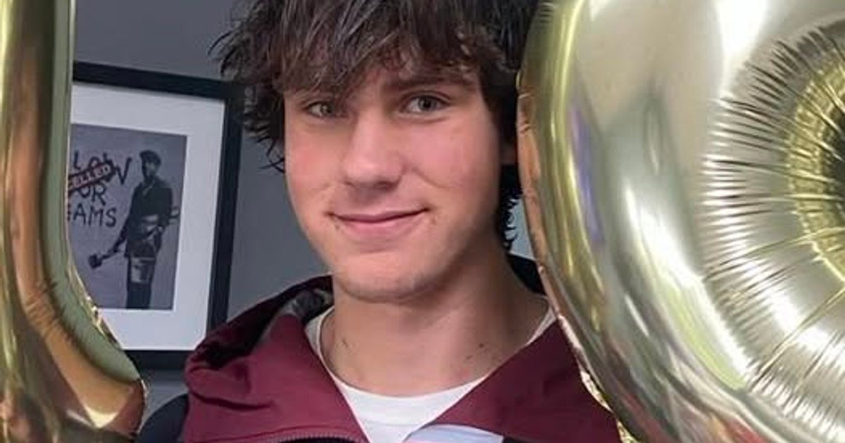 Tânărul britanic dispărut în Munții Bucegi: Familie în doliu și căutări suspendate Familia tânărului George, în vârstă de 18 ani, dispărut în Munții Bucegi, a transmis un mesaj emoționant, exprimându-și durerea profundă: „Acesta este acum pierdut pentru noi.” George a fost dat dispărut pe 23 noiembrie, în urma unei solicitări de ajutor adresate salvamontiștilor, după ce s-a confruntat cu epuizarea și hipotermia