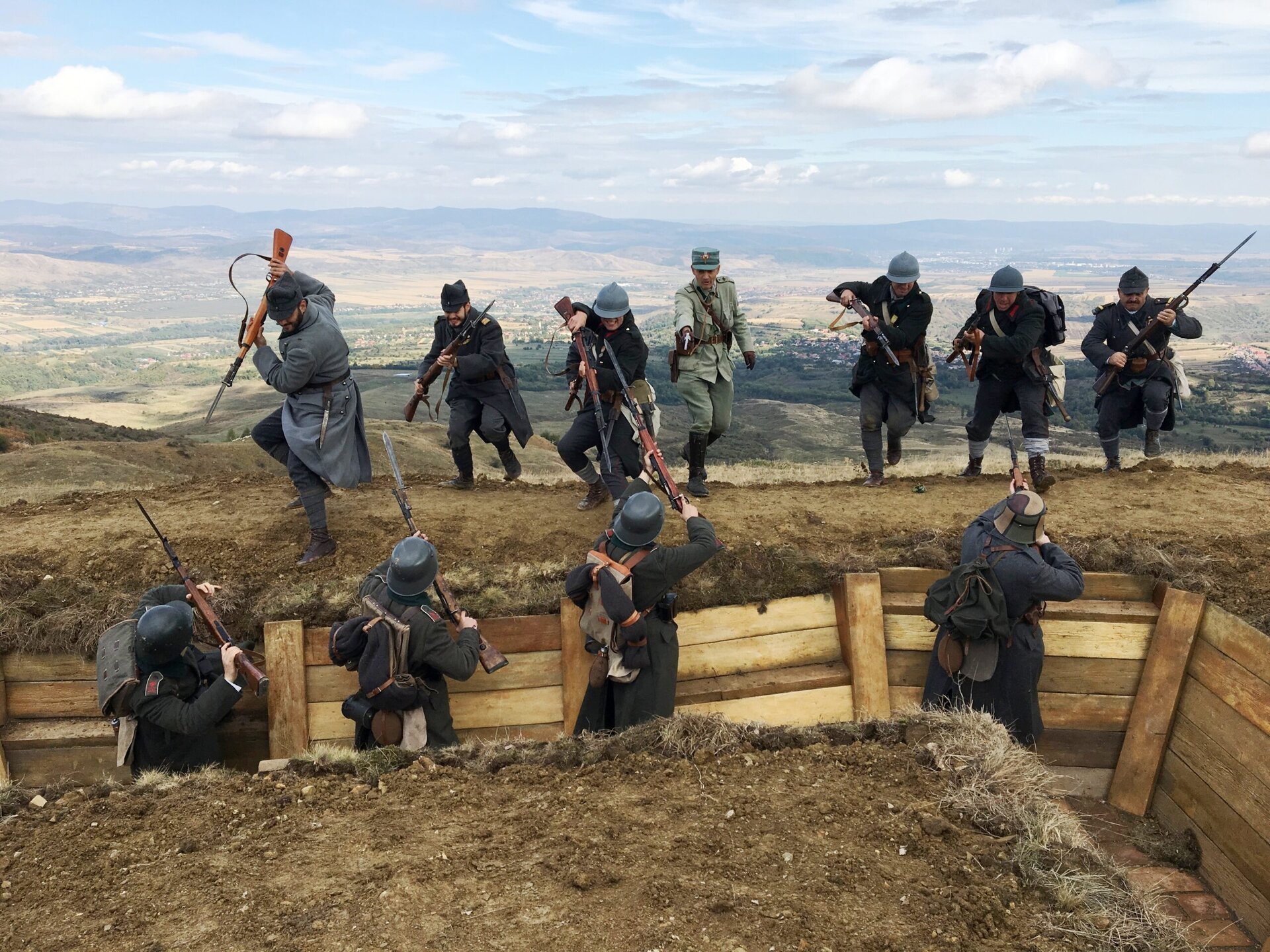 Mircea Stoica, un inginer pasionat de istoria armatei române, devine inima și sufletul Asociației Tradiția Militară (aTM), cel mai vechi nucleu de reconstituire istorico-militară din România