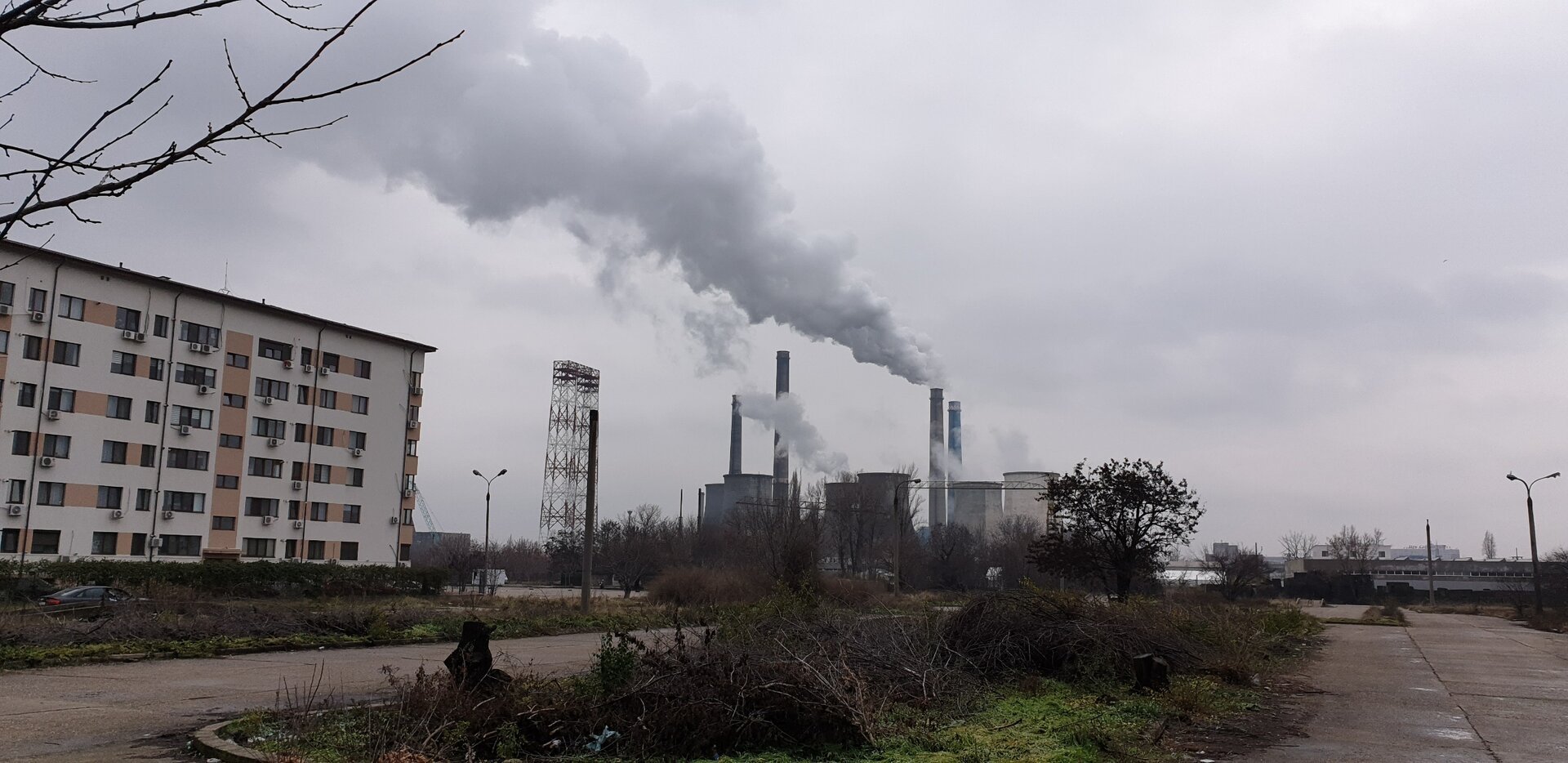 Revenirea pierderilor din sistemul de termoficrare al Bucureștiului: semnal de alarmă după ani de stagnare După o perioadă de aparentă stabilizare și reducere vizibilă a pierderilor de apă în sistemul de termoficare, realitatea din teren readuce în prim-plan o situație critică