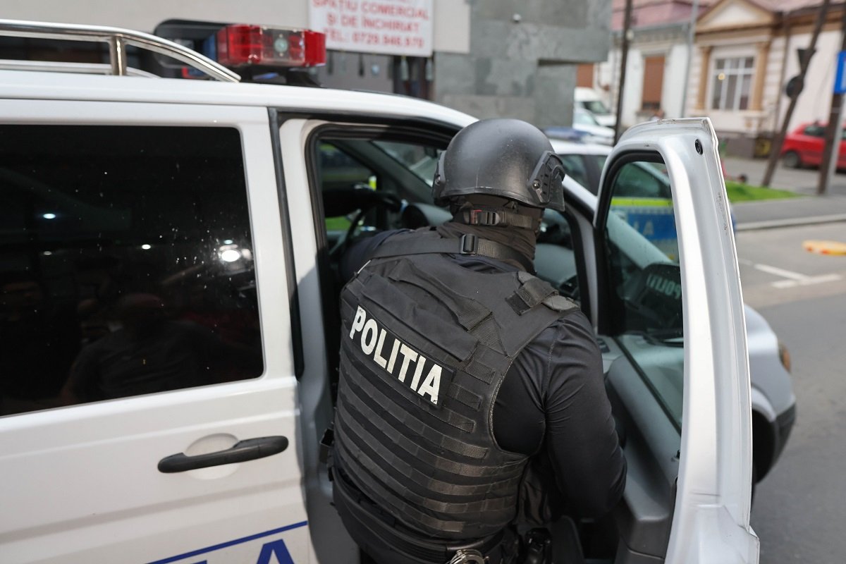 Doi tineri, de 17 și 24 de ani, reținuți pentru trafic de droguri în Timișoara, au fost asociați în anchetă cu cazuri de consum și distribuție de substanțe interzise în rândul minorilor