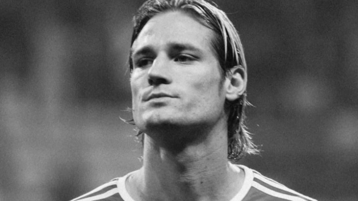 22 de ani de la dispariția lui Miklós Fehér: o amintire ce nu se șterge Pe 25 ianuarie 2004, fotbalul românesc a fost marcat de o tragedie inacceptabilă: Miklós Fehér, jucătorul echipei Benfica, s-a prăbușit pe terenul de joc al Stadionului D