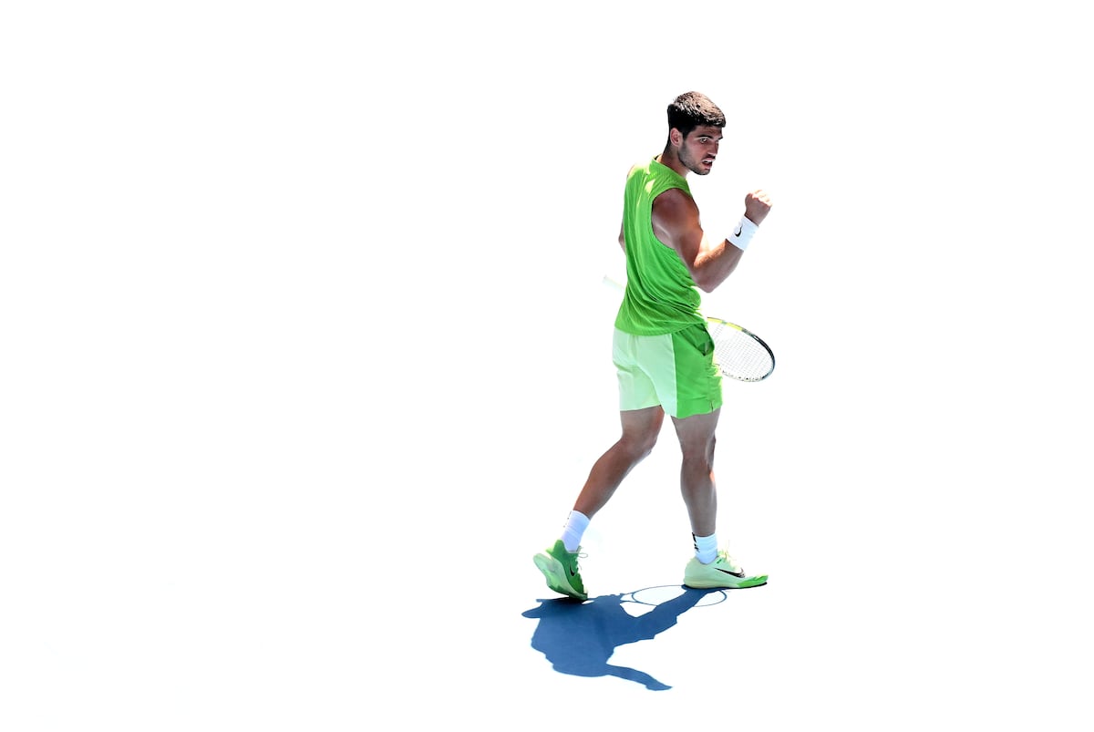 Alcaraz domină pe terenul australian: un nou pas spre titlu Carlos Alcaraz a obținut o victorie remarcabilă în sferturile de finală ale Openului de Australia, învingându-l pe Tommy Paul în trei seturi: 7-6(6), 6-4, 7-5