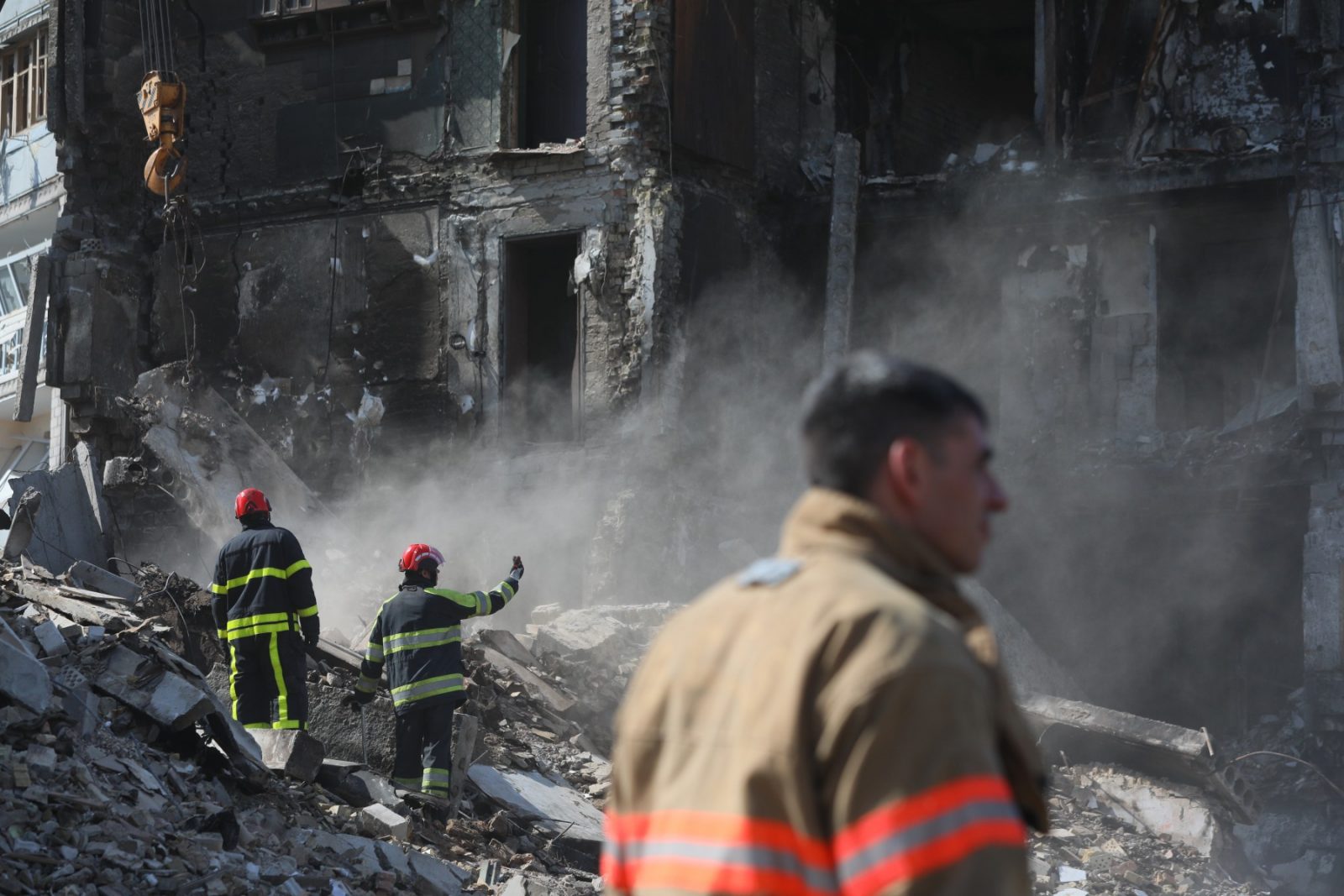 Violența revine în forță în Harkov: două victime mortale și peste 28 de răniți în urma atacurilor rusești Un nou episod sângeros al conflictului îngrozitor care a cuprins Ucraina în ultimele luni s-a produs vineri după-amiază în orașul Harkov, un bastion important al rezistenței ucrainene în regiunea de nord-est