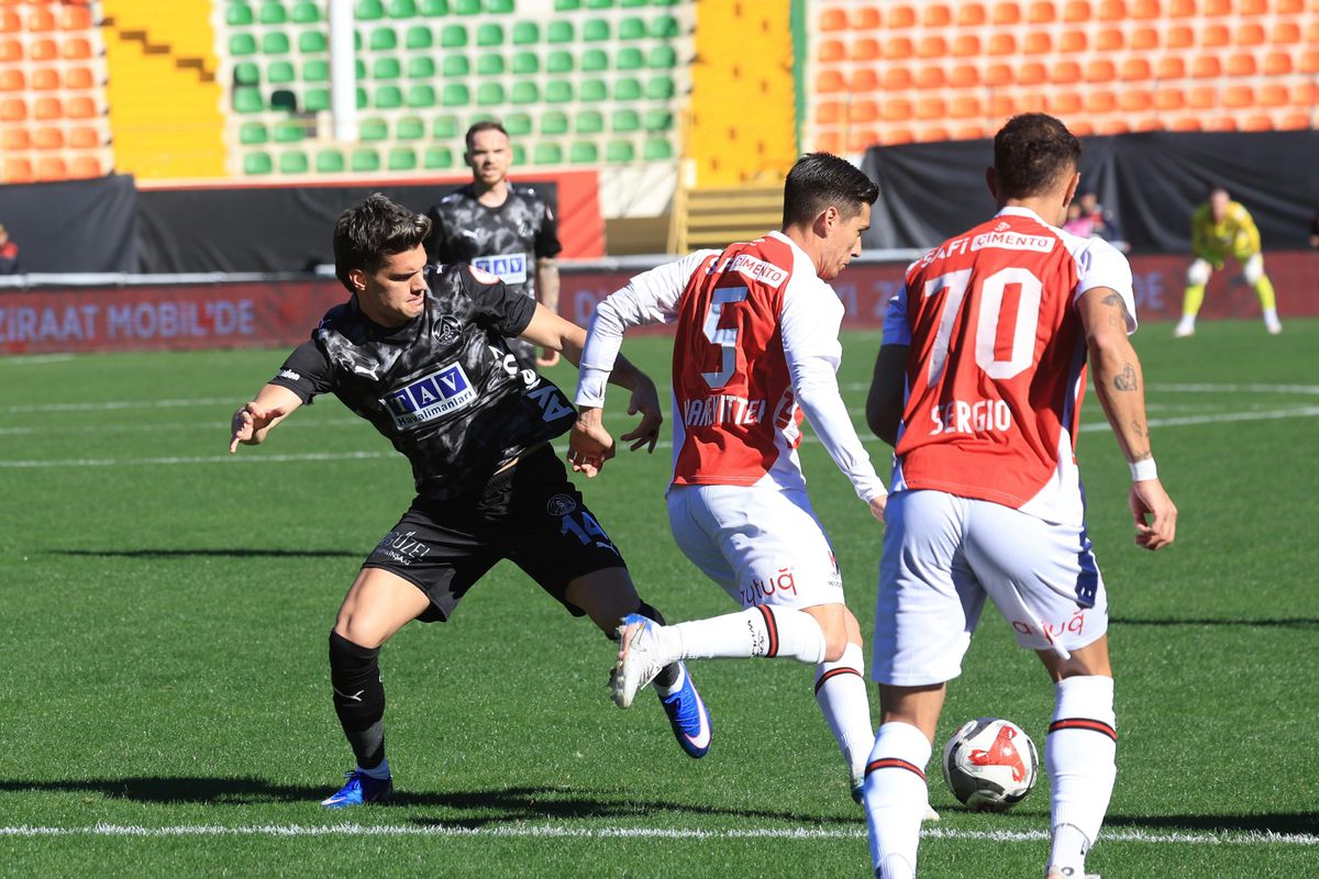 Alanyaspor și Fatih Karagumruk, într-o confruntare intensă în Cupa Turciei Alanyaspor se află pe teren săptămâna aceasta, înfruntând echipa Fatih Karagumruk în meciul din a doua rundă a Cupei Turciei