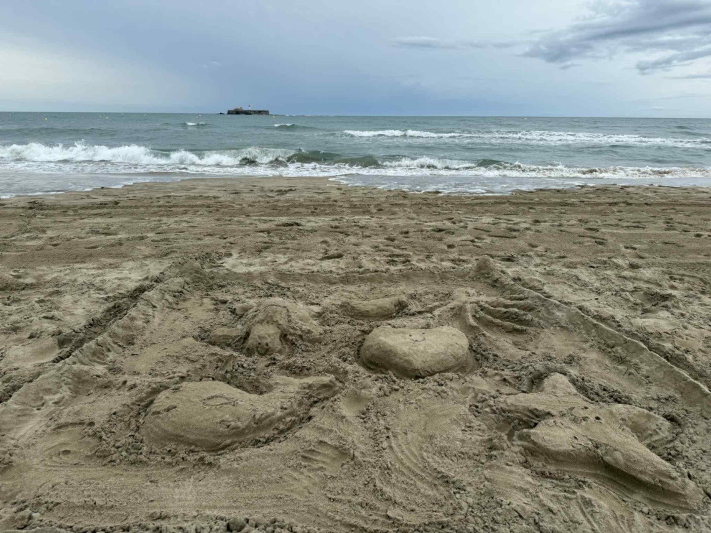 Zeci de plaje de pe coasta estică a Australiei, inclusiv cele din Sydney, au fost închise temporar marți, după ce patru atacuri ale rechinilor au avut loc în ultimele două zile