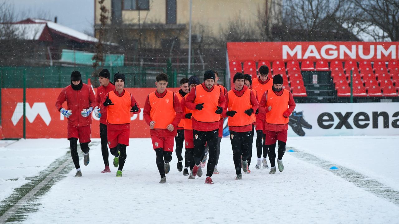 FC Bacău renunță la doi jucători în pauza de iarnă FC Bacău, echipă intrată în vizorul suporterilor datorită investițiilor fraților Pavăl, a început deja să facă schimbări semnificative de lot în această pauză de iarnă