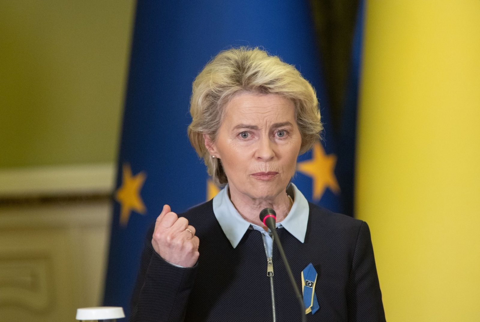 Critici din interiorul Uniunii Europene pentru modul în care Ursula von der Leyen gestionează criza din Orientul Mijlociu Nu mai este un secret pentru ochiul public că abordarea președintei Comisiei Europene, Ursula von der Leyen, în contextul tensionat din Orientul Mijlociu, atrage controverse și critici din partea unor diplomați și oficiali europeni