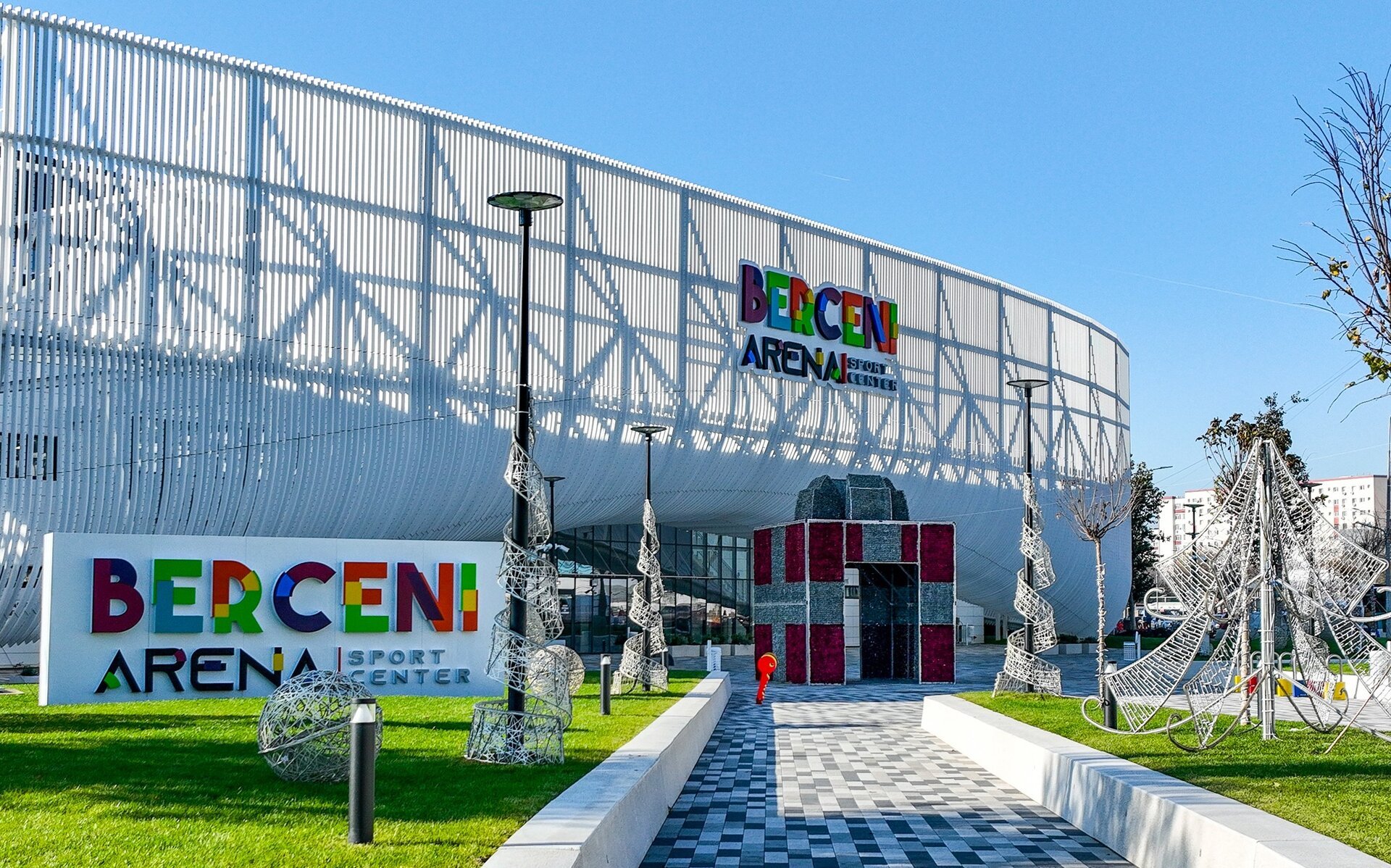 Redeschiderea Patinoarului Berceni Arena: Orele de glorie și noi începuturi pentru public După aproape o lună de restricții impuse din cauza Campionatului Mondial de hochei U20, divizia II/A, patinoarul Berceni Arena revine oficial publicului