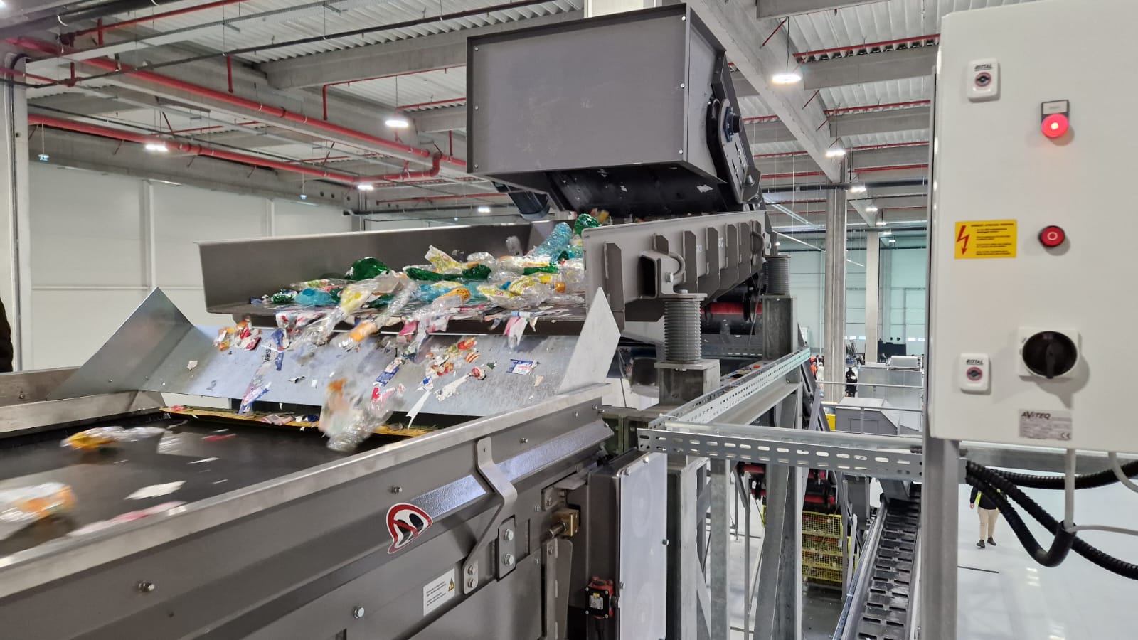 Ilfovul, județul limitrof Bucureștiului, are o problemă ce devine din ce în ce mai clară: locuitorii săi returnează mai multe ambalaje din plastic decât cei din Capitală, o diferență ce reflectă critice probleme legate de infrastructura de apă potabilă și gestionarea resurselor