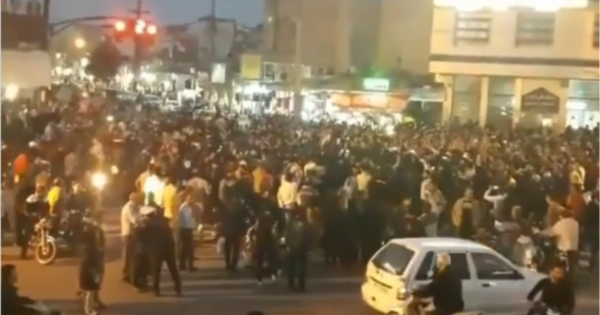 Donald Trump susține protestele din Iran în contextul crizei economice severe Președintele Statelor Unite, Donald Trump, a exprimat sprijinul pentru demonstrațiile din Iran, declanșate de criza economică și de reprimarea brutală a protestatarilor