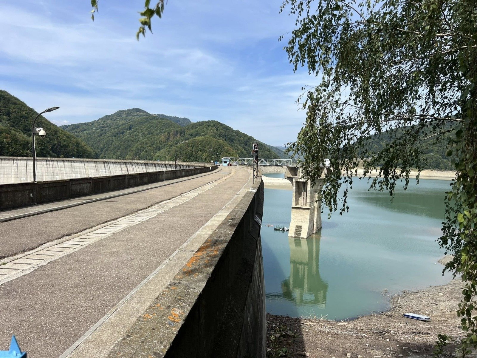 Guvernul României aproba reluarea investițiilor în sistemul de apă al râului Doftana după incidentul de la Barajul Paltinu Guvernul României a dat undă verde, recent, proiectului de reabilitare a bazinului de apă curată al râului Doftana, din județul Prahova, demers menit să asigure siguranța și calitatea apei pentru comunitățile locale