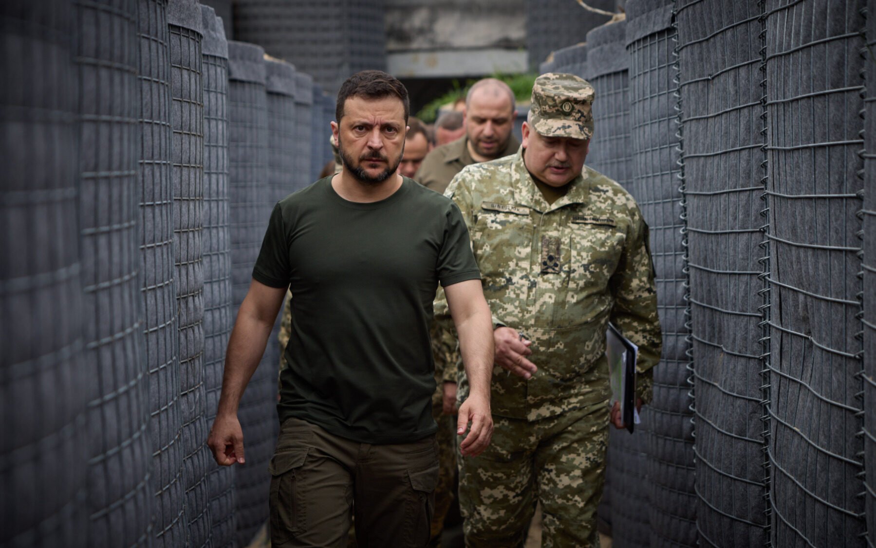 Președintele Ucrainei, Volodimir Zelenski, a anunțat intenția sa de a remania componenta ministerială, urmărind, aparent, consolidarea echipei guvernamentale în fața multiplelor provocări ce țin de securitatea și economia țării