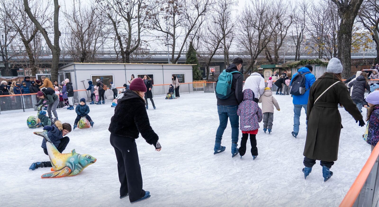 Patinoarul de la Opera Comică pentru Copiii continuă să atragă familile bucureștene în sezonul de iarnă, fiind încă deschis pentru public și după intrarea în noul an