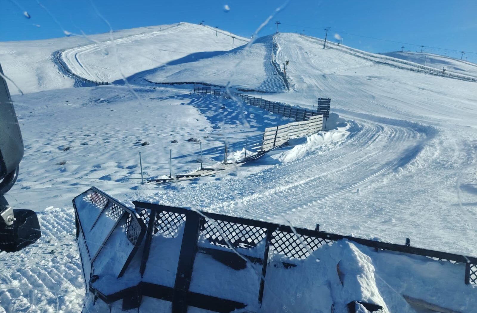 Intervenție de urgență pe pârtiile din Sinaia: condițiile meteo și lucrările tehnice blochează sezonul de schi Când majoritatea turiștilor se pregăteau pentru un weekend de relaxare în Munții Carpați, vestea proastă a venit din partea echipei Gondola Sinaia: pârtiile nu vor fi disponibile pentru schi în această perioadă din cauza unor probleme tehnice și condiții meteo nefavorabile, transformând planurile de distracție într-un adevărat calvar pentru iubitorii sporturilor de iarnă