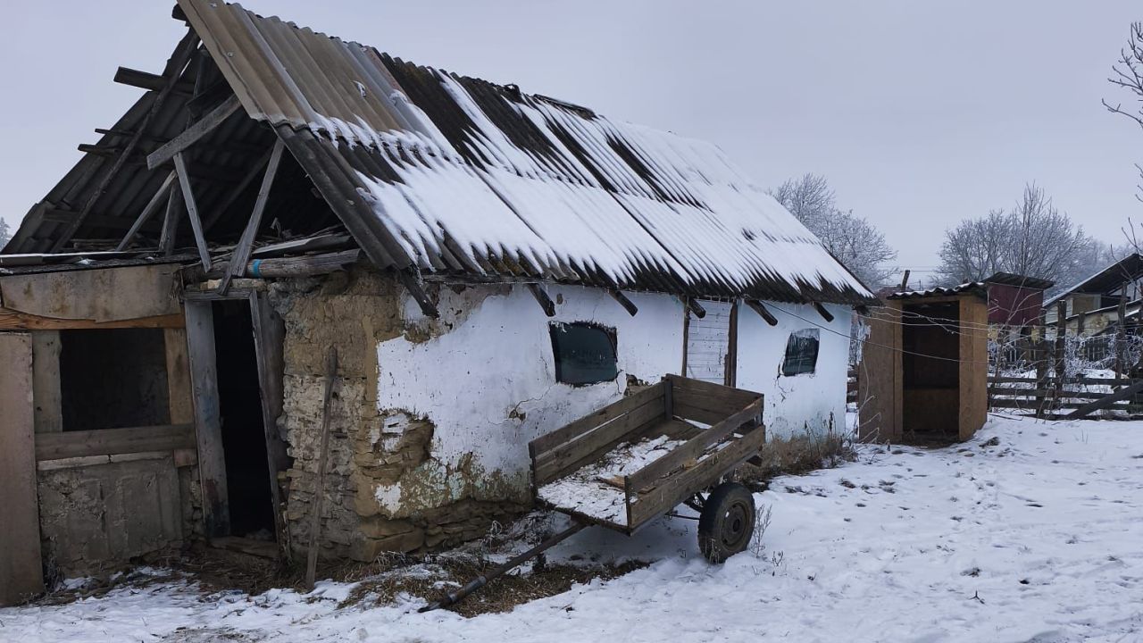 Percheziții masive în județul Botoșani: Rețea de acte false expusă Sindicatul Europol a făcut publice, joi seară, fotografii din localități rurale din județul Botoșani, ilustrarea unor imobile în stare avansată de degradare