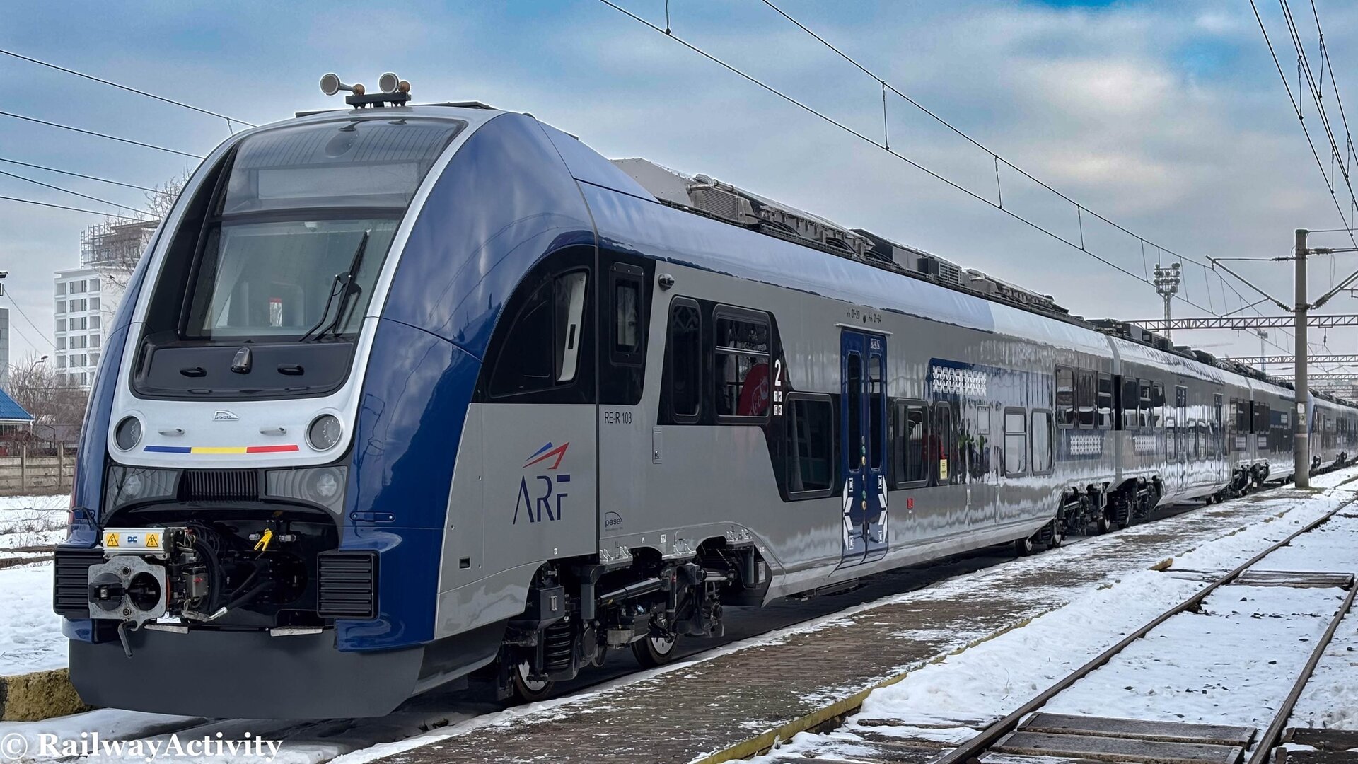 Două trenuri electrice PESA, recent sosite în România, au ajuns la gara București Obor, marcând un nou pas în modernizarea transportului feroviar regional