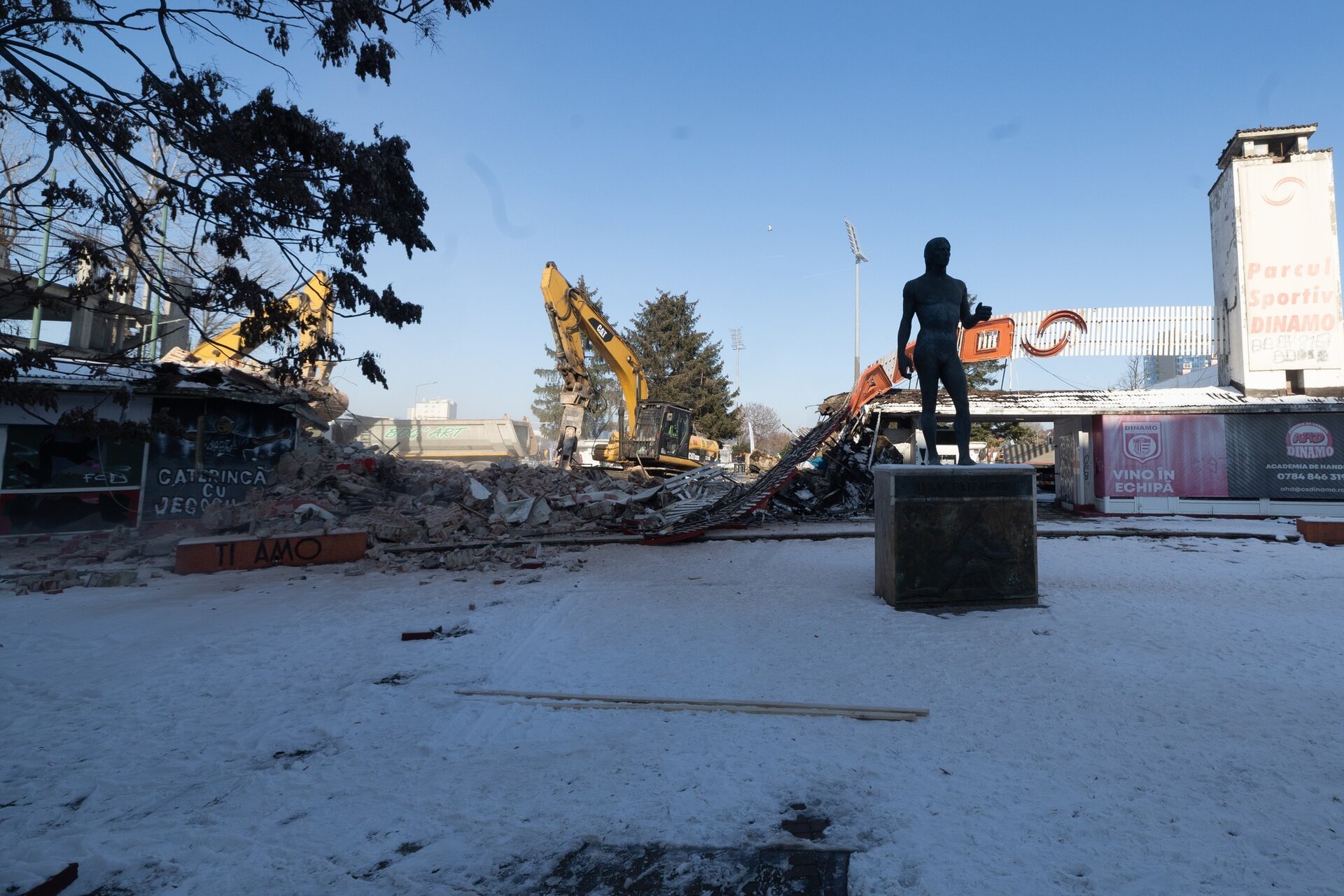 Demolarea stadionului Dinamo a început oficial marți, 20 ianuarie, marcând sfârșitul unei epoci pentru suporterii echipei din Ștefan cel Mare