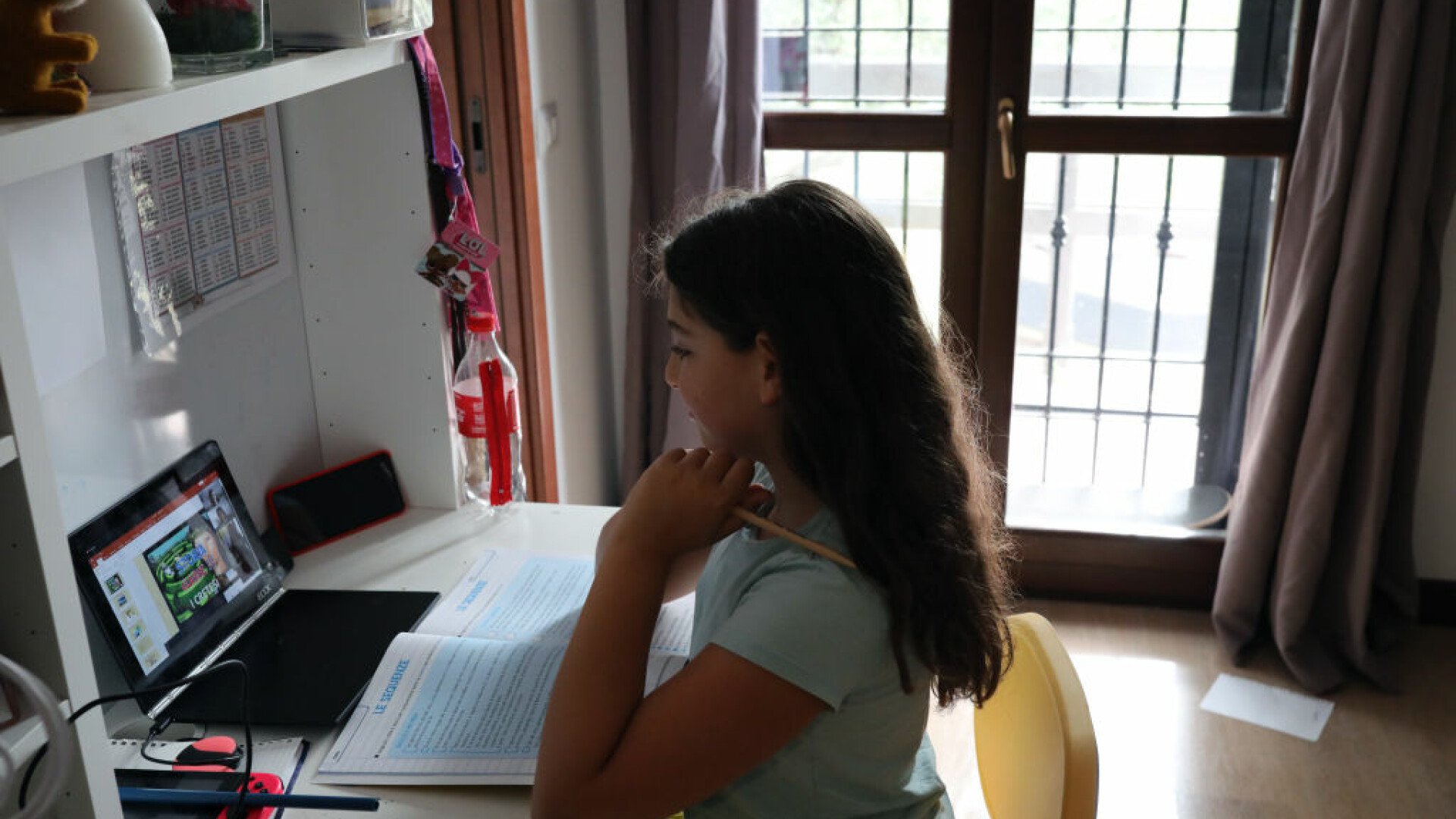 Cursuri online în șase județe, din cauza vremii nefavorabile Ministerul Educației a anunțat că luni, 12 ianuarie 2026, cursurile vor fi desfășurate online în șase unități de învățământ din județele Argeș, Arad, Dolj, Gorj, Olt și Timiș