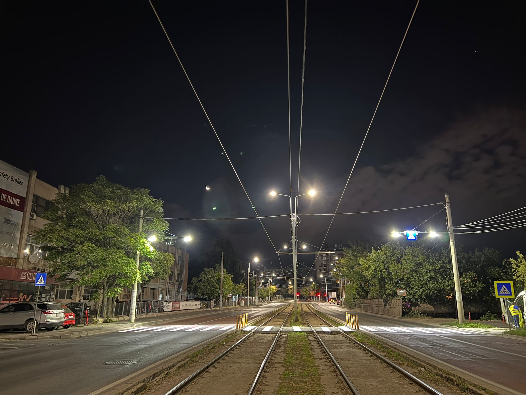 Primăria Sectorului 6 investește în siguranța pietonilor printr-un amplu proiect de suprailuminare a trecerilor de pietoni, o inițiativă menită să reducă accidentele și să asigure o traversare mai sigură în zonele intens circulate ale sectorului