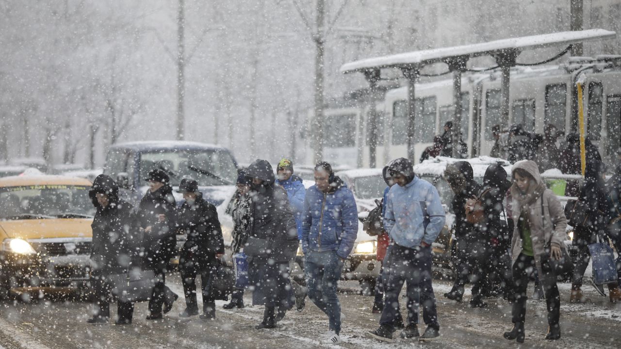 România se confruntă cu un val de frig și ninsori abundente O masă de aer cald din sud se va întâlni cu aerul polar-arctic deasupra României, aducând temperaturi extrem de scăzute și ninsori semnificative, conform prognozelor meteorologice