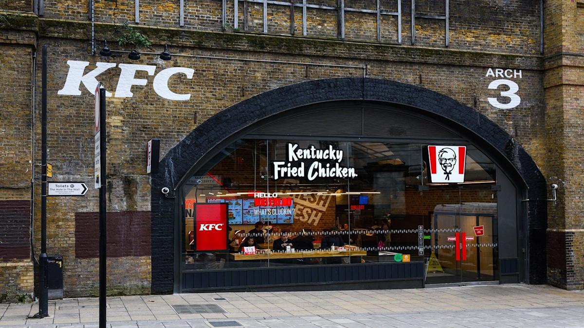 KFC lansează gama de băuturi „Kwench” în Marea Britanie și Irlanda KFC UK și Irlanda va introduce o nouă gamă de băuturi specialitate, denumită „Kwench”, în încercarea de a atrage atenția tinerilor din generația Z