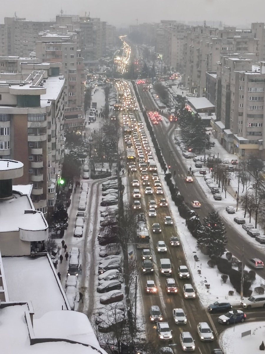 Căutăm soluții la iarna aspră: Metroul, răspunsul clujenilor pentru un transport eficient Cluj-Napoca se confruntă cu dificultăți semnificative în ceea ce privește transportul urban, accentuate recent de ninsorile abundente și condițiile meteorologice extrem de nefavorabile