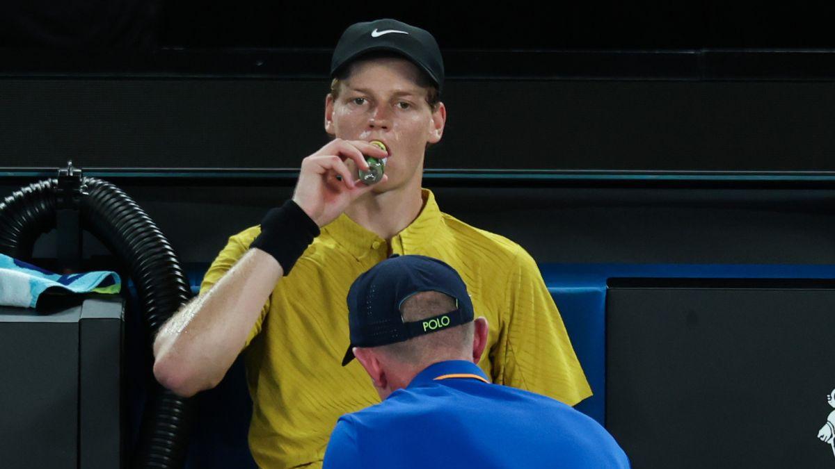 Criza lui Jannik Sinner la Australian Open: Probleme de sănătate și provocări mentale Jannik Sinner, tânărul jucător român devenit star al tenisului, s-a confruntat cu o nouă criză de sănătate la Australian Open, unde a fost nevoit să se confrunte din nou cu problemele de crampele musculare care l-au afectat recent la Shanghai