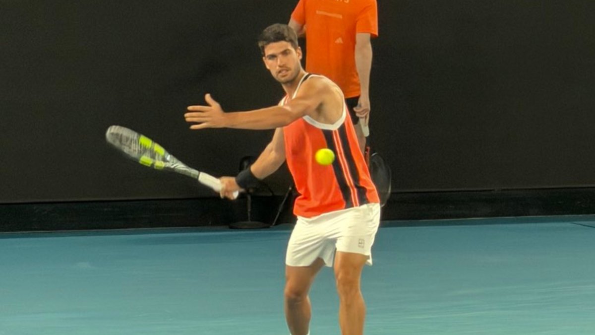 Carlos Alcaraz, nevoit să se adapteze în fața căldurii extreme la Melbourne Carlos Alcaraz, tânărul tenisman spaniol, s-a confruntat cu dificultăți în adaptarea la condițiile meteorologice extrem de solicitante din Melbourne