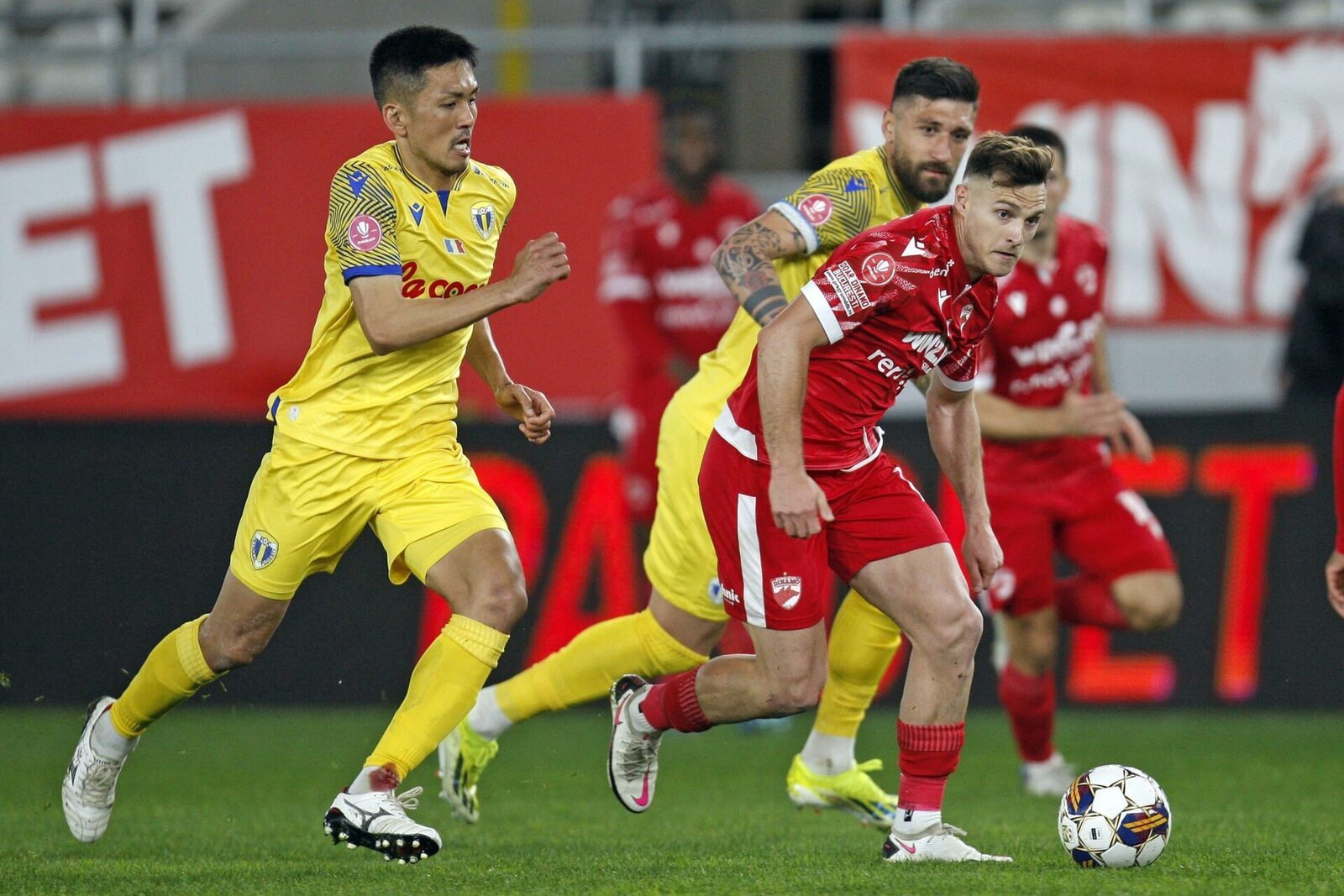 Dinamo și Petrolul, Întâlnirea De Tradiție din SuperLiga României Meciul dintre Dinamo București și Petrolul Ploiești, programat vineri, 30 ianuarie, la ora 20.00, promite să fie un eveniment deosebit în peisajul fotbalului românesc