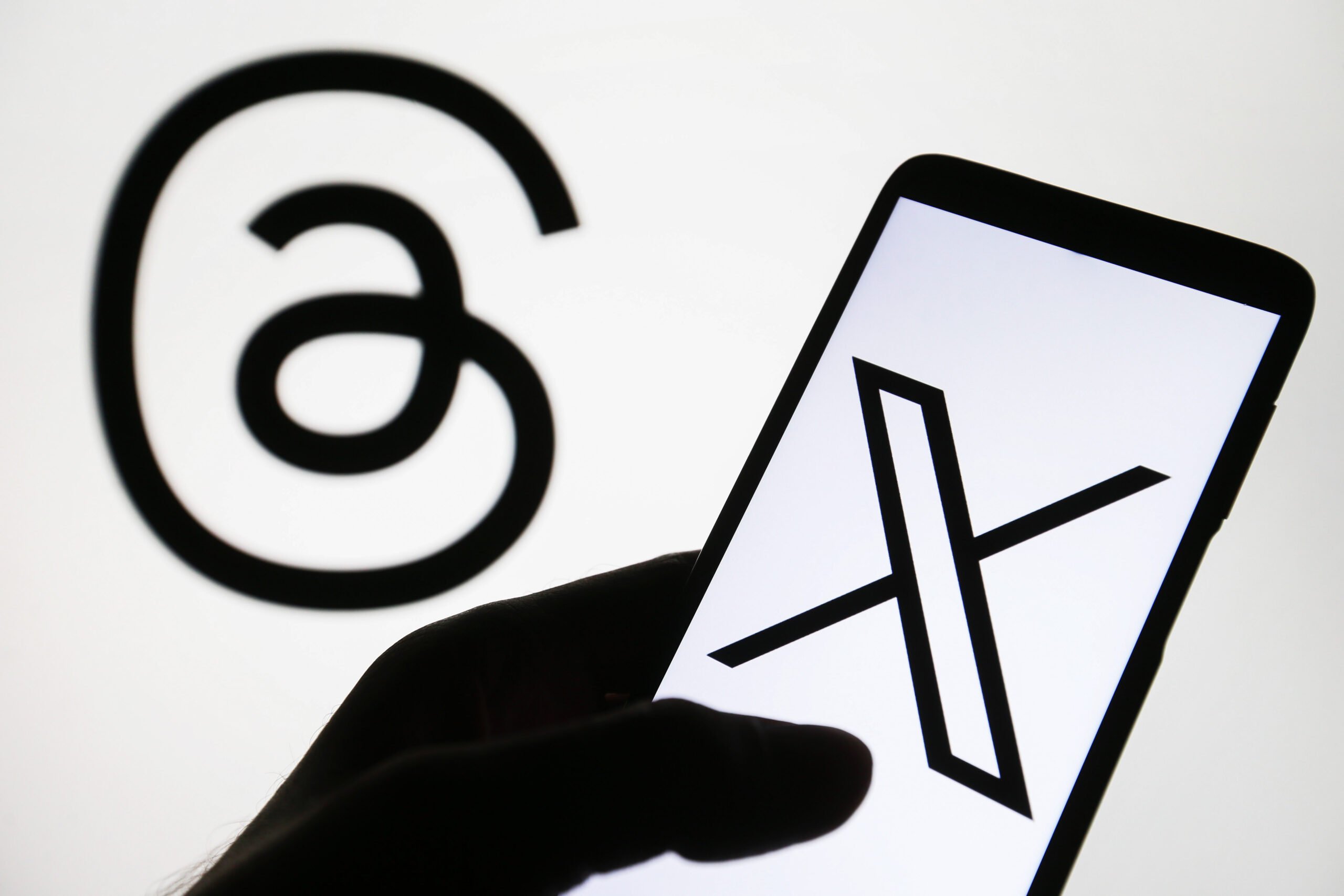 Threads depășește X pe mobil, conform datelor Similarweb