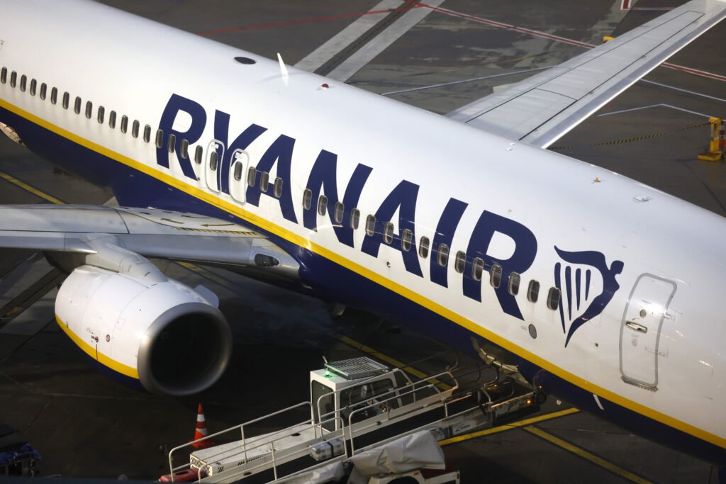 Ryanair promite acces gratuit la internet în toate avioanele sale în următorii ani, în ciuda disputei cu Elon Musk Compania aeriană irlandeză Ryanair a anunțat o perspectivă optimistă privind evoluția serviciilor de internet la bordul aeronavelor sale, estimând că, în următorii patru sau cinci ani, pasagerii vor putea beneficia de Wi-Fi gratuit în toate zborurile, datorită avansurilor tehnologice