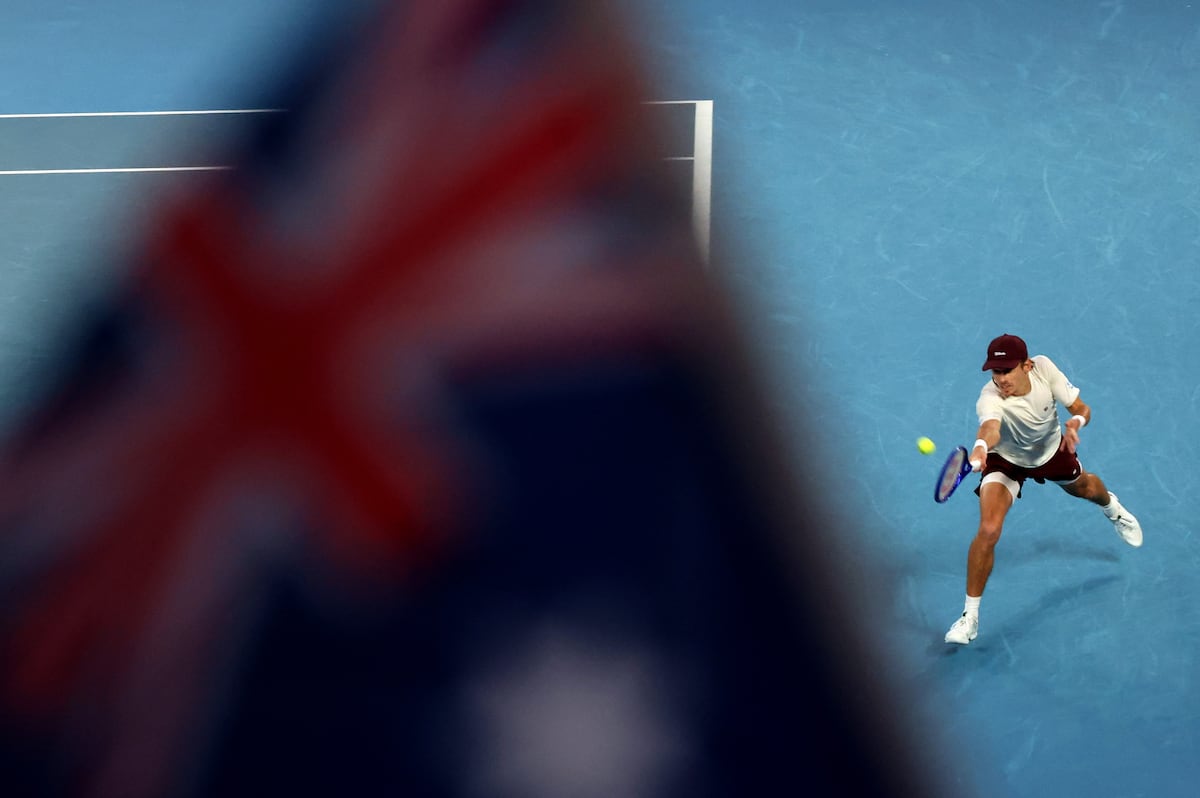 Australia se agătă de ultima speranță: Alex de Miñaur în sferturile de la Melbourne Melbourne Park, Australia – În urma eliminării rapide a singurului său reprezentant feminin, Maddison Inglis, Australia se îndreaptă acum cu speranță către Alex de Miñaur