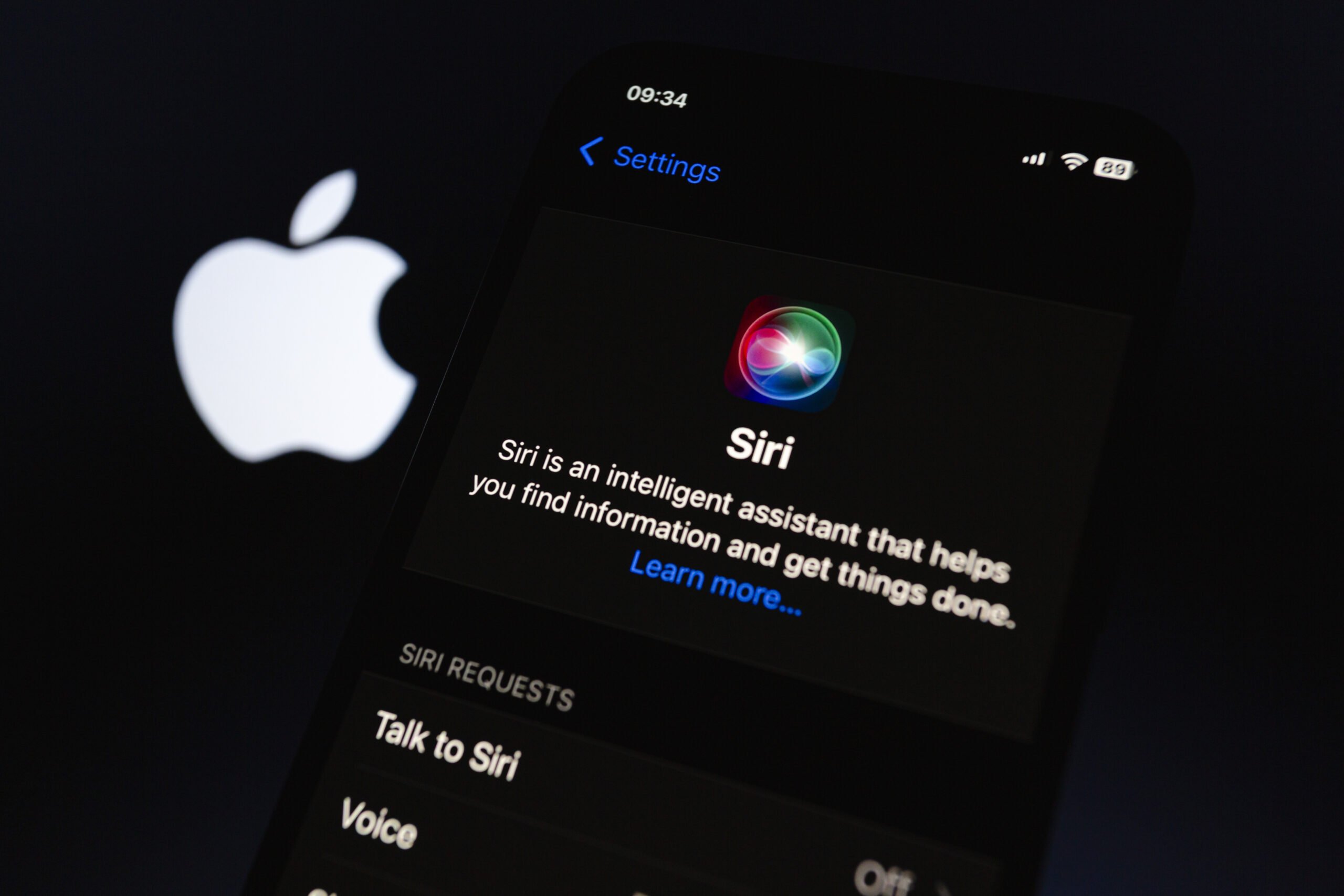 Apple pregătește o mutare majoră în domeniul asistenților digitali, intenționând să transforme Siri într-un chatbot bazat pe inteligență artificială, similar cu ChatGPT