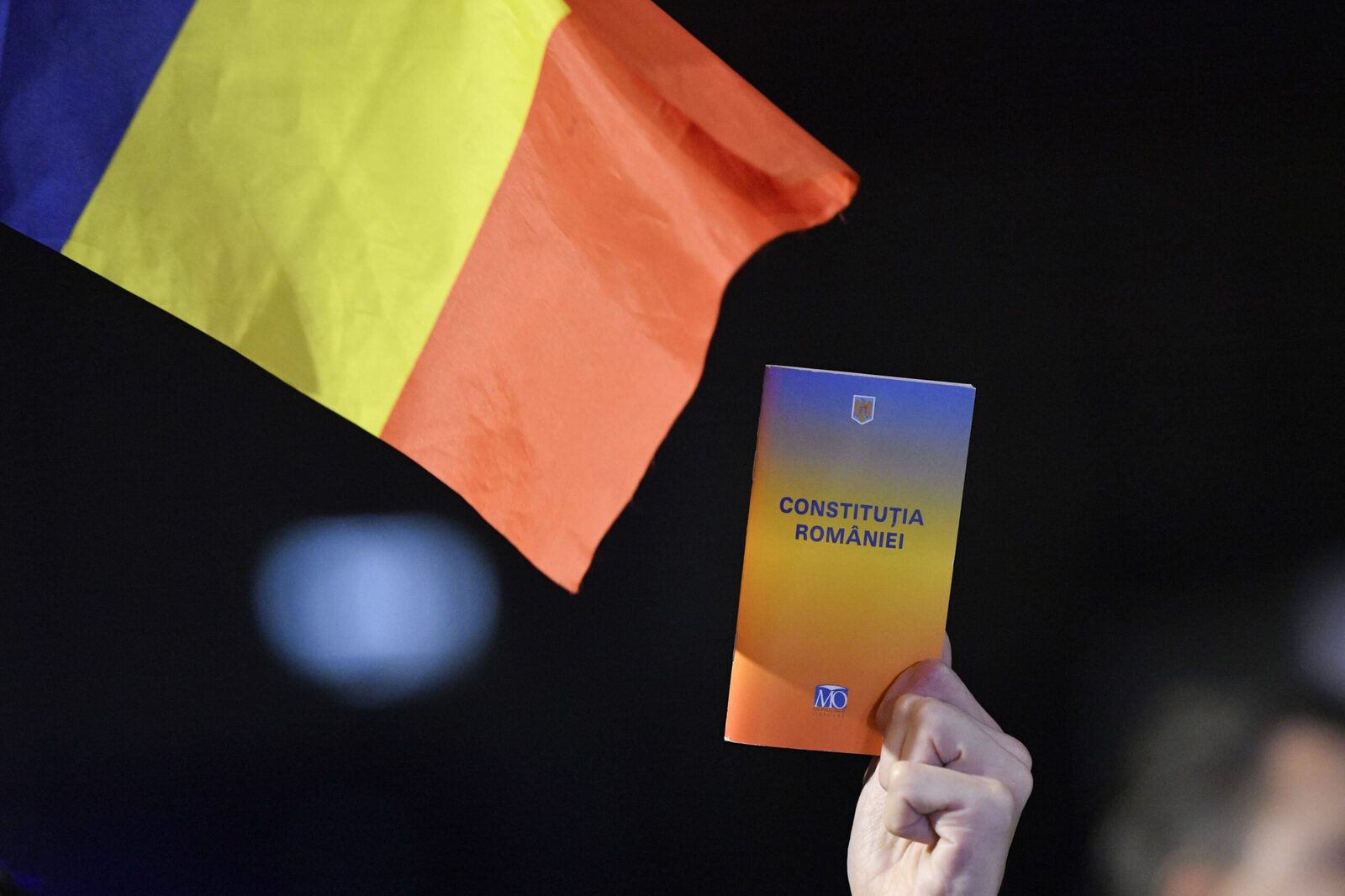 Marele joc al justiției: Amânarea deciziilor CCR și pensiile magistraților Curtea de Apel București a amânat, în mod surprinzător, decizia privind contestarea numirii judecătorilor Curții Constituționale, Mihai Busuioc și Dacian Dragoș, chiar în ziua în care CCR era așteptată să se pronunțe asupra pensiilor magistraților